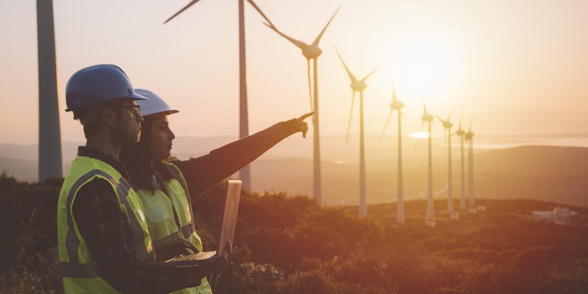 Zespół techników pracujący przy turbinach wiatrowych